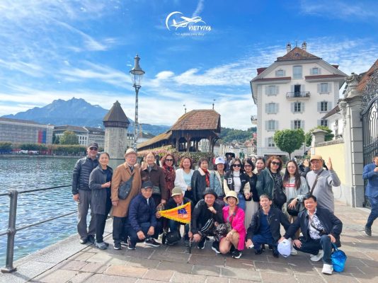 KHÁCH CHỤP HÌNH TẠI CÂY CẦU GỖ CHAPEL - LUCERN - THỤY SỸ