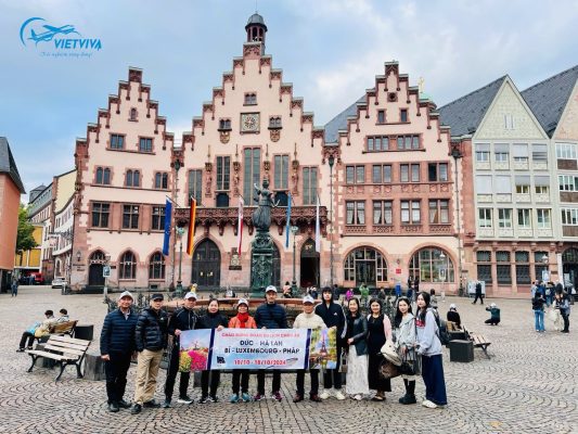 KHÁCH CHỤP ẢNH TẠI QUẢNG TRƯỜNG ROMERBERG