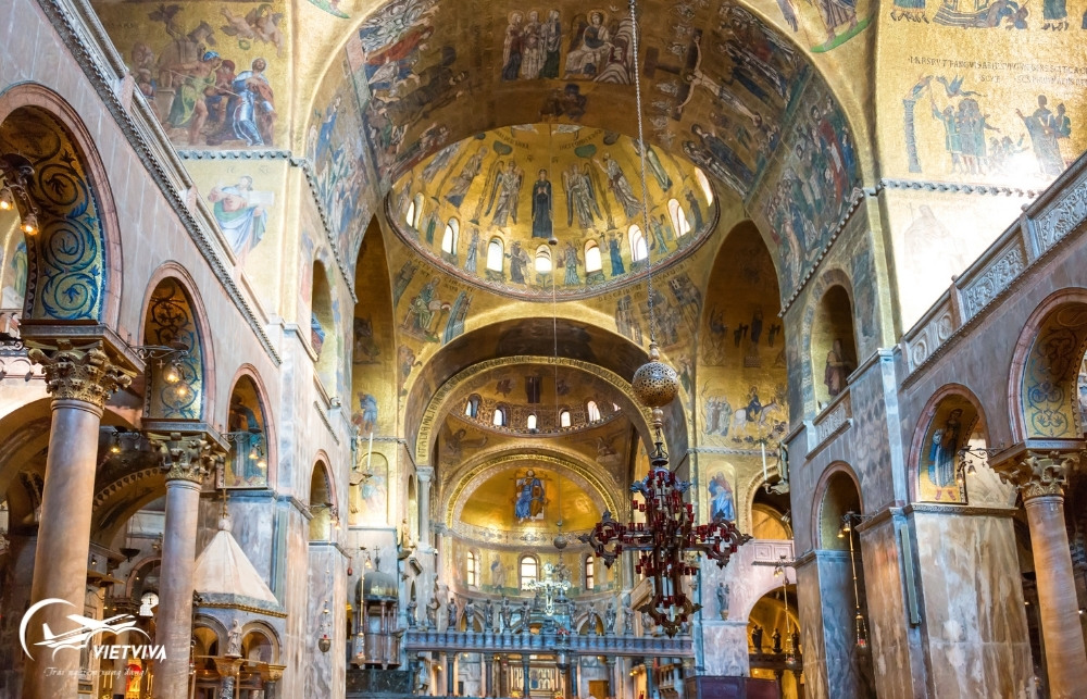 Vuong-cung-thanh-duong-Saint-Mark's-Basilica-Venice-Y