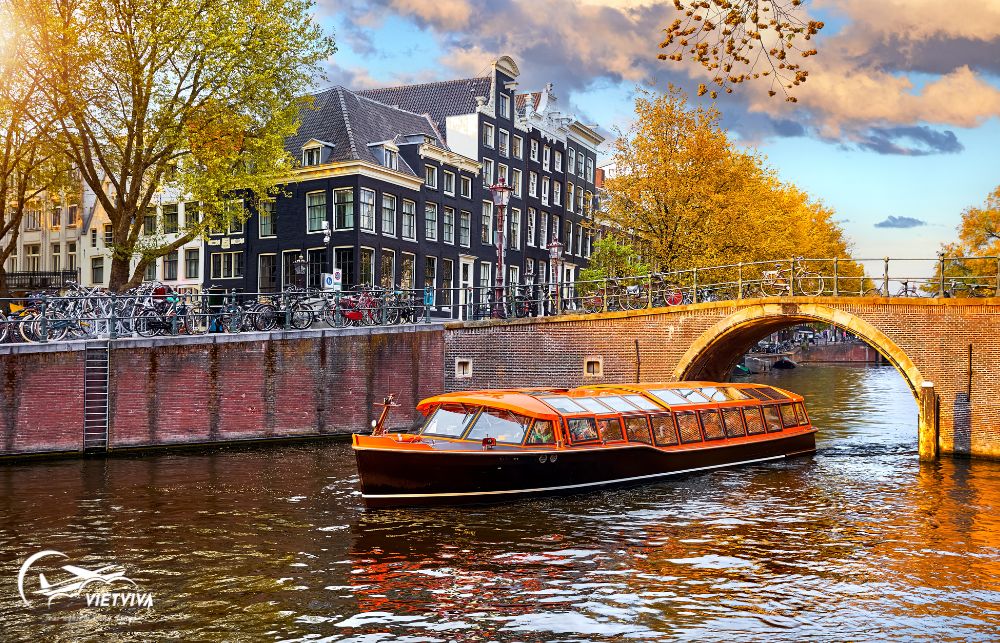 tau-ngam-canh-tren-kenh-dao-amsterdam-ha-lan